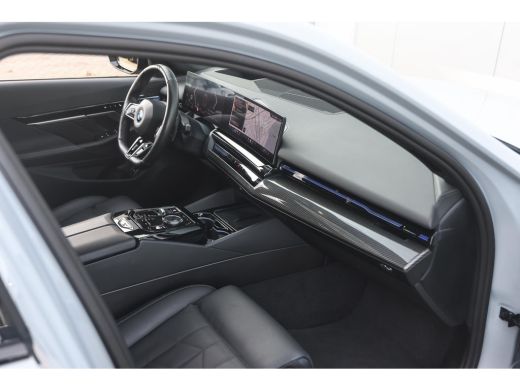 BMW 5 Serie 520i M Sport Automaat / Panoramadak / Trekhaak / Adaptief onderstel professional / Stoelventilati... ActivLease financial lease