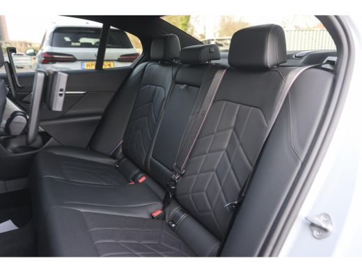 BMW 5 Serie 520i M Sport Automaat / Panoramadak / Trekhaak / Adaptief onderstel professional / Stoelventilati... ActivLease financial lease