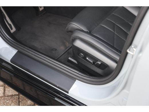 BMW 5 Serie 520i M Sport Automaat / Panoramadak / Trekhaak / Adaptief onderstel professional / Stoelventilati... ActivLease financial lease