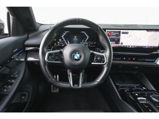 BMW 5 Serie 520i M Sport Automaat / Panoramadak / Trekhaak / Adaptief onderstel professional / Stoelventilati... ActivLease financial lease