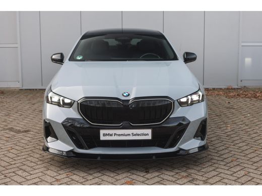 BMW 5 Serie 520i M Sport Automaat / Panoramadak / Trekhaak / Adaptief onderstel professional / Stoelventilati... ActivLease financial lease