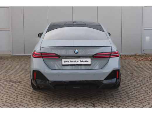 BMW 5 Serie 520i M Sport Automaat / Panoramadak / Trekhaak / Adaptief onderstel professional / Stoelventilati... ActivLease financial lease