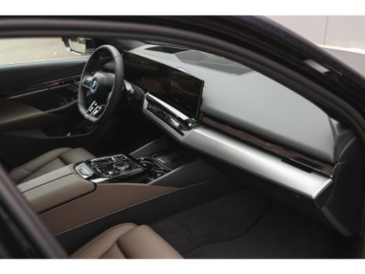 BMW i5 eDrive40 M Sport / Panoramadak / Trekhaak / Stoelventilatie / Parking Assistant Professional / St... ActivLease financial lease