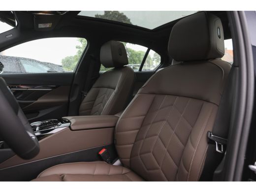 BMW i5 eDrive40 M Sport / Panoramadak / Trekhaak / Stoelventilatie / Parking Assistant Professional / St... ActivLease financial lease