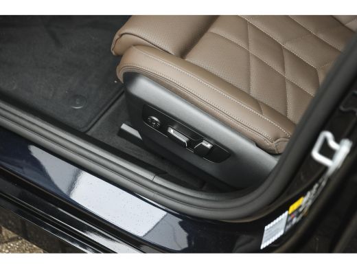 BMW i5 eDrive40 M Sport / Panoramadak / Trekhaak / Stoelventilatie / Parking Assistant Professional / St... ActivLease financial lease