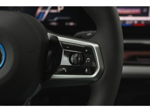 BMW i5 eDrive40 M Sport / Panoramadak / Trekhaak / Stoelventilatie / Parking Assistant Professional / St... ActivLease financial lease