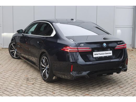 BMW i5 eDrive40 M Sport / Panoramadak / Trekhaak / Stoelventilatie / Parking Assistant Professional / St... ActivLease financial lease
