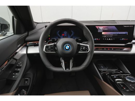 BMW i5 eDrive40 M Sport / Panoramadak / Trekhaak / Stoelventilatie / Parking Assistant Professional / St... ActivLease financial lease