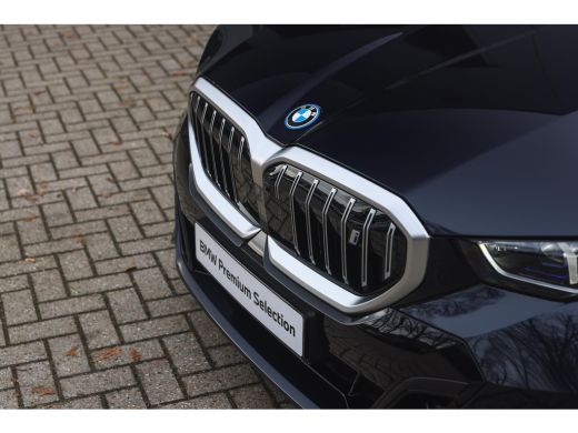 BMW i5 eDrive40 M Sport / Panoramadak / Trekhaak / Stoelventilatie / Parking Assistant Professional / St... ActivLease financial lease