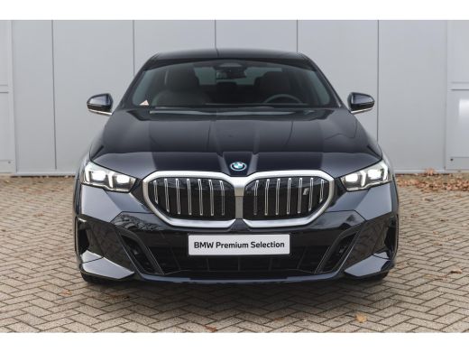 BMW i5 eDrive40 M Sport / Panoramadak / Trekhaak / Stoelventilatie / Parking Assistant Professional / St... ActivLease financial lease
