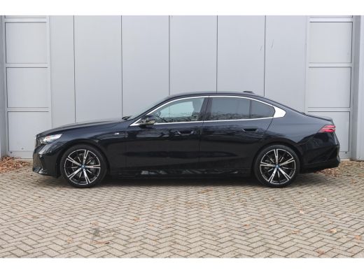 BMW i5 eDrive40 M Sport / Panoramadak / Trekhaak / Stoelventilatie / Parking Assistant Professional / St... ActivLease financial lease