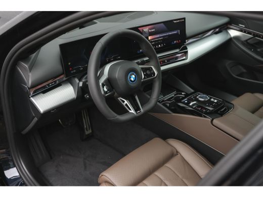 BMW i5 eDrive40 M Sport / Panoramadak / Trekhaak / Stoelventilatie / Parking Assistant Professional / St... ActivLease financial lease