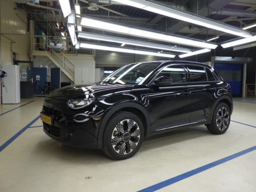 Fiat 600 1.2 Hybrid La Prima 110pk 8 Jaar Garantie! | Vol-Leder | Massage | Adaptive Cruise | Elektr. Stoe...