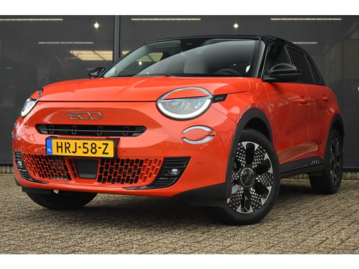 Fiat 600 1.2 Hybrid La Prima 145pk 8 Jaar Garantie! | Vol-Leder | Massage | Elektr. Stoelen | Stoelverwarm...