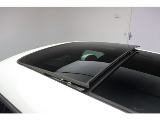 Mini Electric Yours / Panoramadak / Sportstoelen / Achteruitrijcamera / Comfort Access / Adaptieve LED / Head-U... ActivLease financial lease