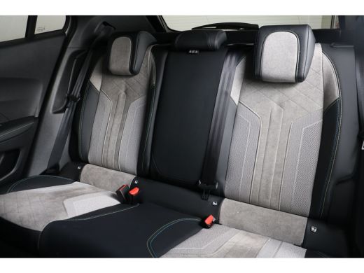 Peugeot e-2008 EV GT Pack 50 kWh | Navi | Camera | Verw. voorstoelen | PDC V+A | Leder alcantara | Cruise contro... ActivLease financial lease