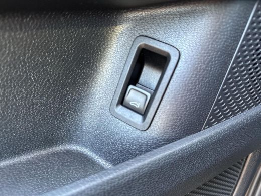 Volkswagen ID. Buzz Cargo Cargo 77 kWh | Trekhaak | Zeer compleet | L1 | 204 pk | SOH 97% | ActivLease financial lease