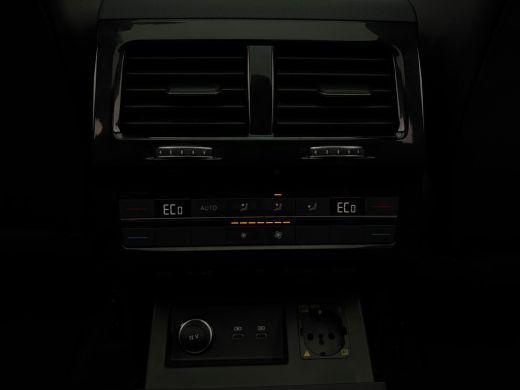 Volkswagen Touareg 3.0 TSi eHybrid 340 pk 4MOTION Elegance | Luchtvering | Elektrische Panoramadak | Achteruitrijcam... ActivLease financial lease
