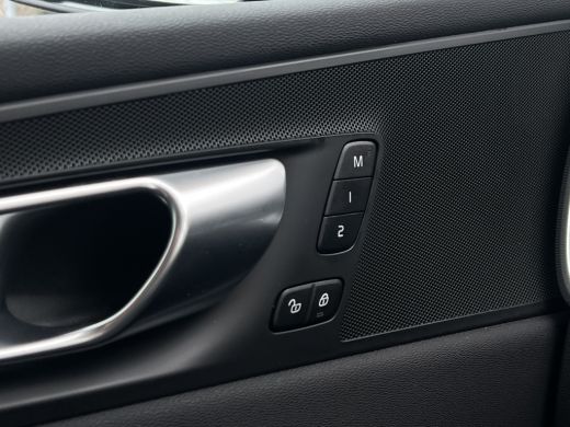 Volvo  XC60 B4 Plus Dark | Trekhaak | Navi | Camera | Memory ActivLease financial lease