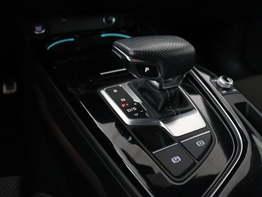 Audi A4 35 TFSI S edition Competition | Panoramadak | Stoelverwarming | Virtual Cockpit | Carplay | Half ... ActivLease financial lease