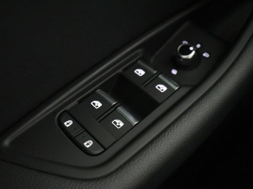 Audi A4 35 TFSI S edition Competition | Panoramadak | Stoelverwarming | Virtual Cockpit | Carplay | Half ... ActivLease financial lease