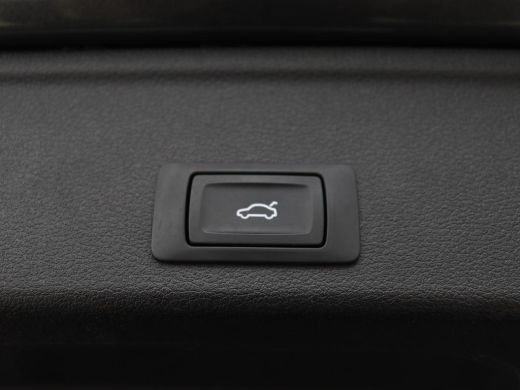 Audi A4 35 TFSI S edition Competition | Panoramadak | Stoelverwarming | Virtual Cockpit | Carplay | Half ... ActivLease financial lease