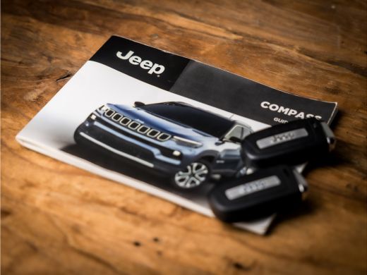 Jeep Compass 4xe 240 Plug-in Hybrid Electric S (APPLE CARPLAY, GROOT NAVI, CAMERA, ELEKTRISCHE STOELEN, LEDER,... ActivLease financial lease