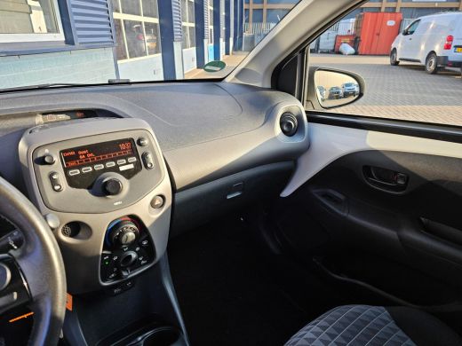 Peugeot 108 1.0 e-VTi Active Airco | Getint Glas | Bluetooth | DAB+ ActivLease financial lease