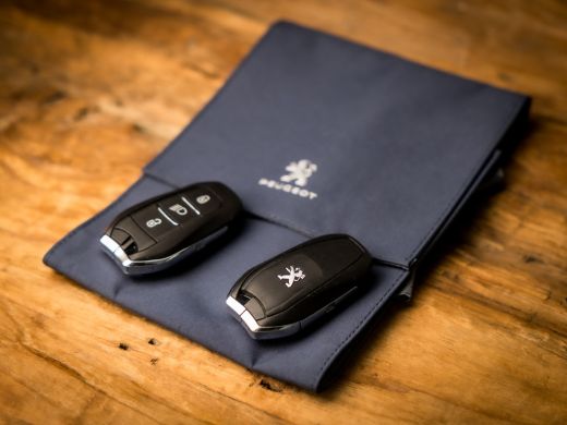 Peugeot 2008 1.2 PureTech Allure Sport (VIRTUAL COCKPIT, APPLE CARPLAY, GROOT NAVI, LEDER, 360 CAMERA, SPORTST... ActivLease financial lease