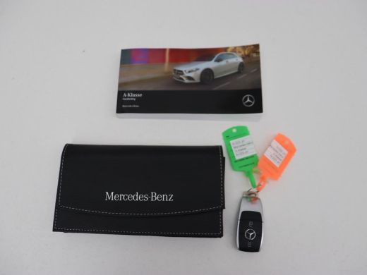 Mercedes-Benz A-Klasse 180 AMG | Stoelverwarming | Leder/Alcantara | Sfeerverlichting | Widescreen | Full LED | Park Ass... ActivLease financial lease