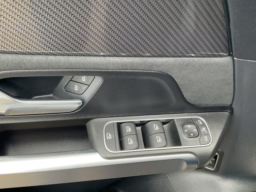 Mercedes-Benz GLB 7-Pers 180 AMG Line 7-Pers Pano Trekhaak Stoelverw Led NL-Auto |AMG!| ActivLease financial lease