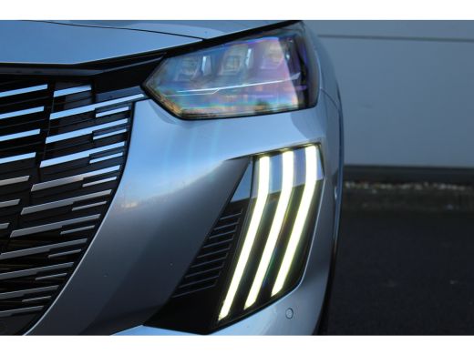 Peugeot 208 1.2 Hybrid 110 e-DCS6 GT | Camera V+A | CarPlay | Keyless | Climate & Cruise C. | Full-LED | PDC ... ActivLease financial lease