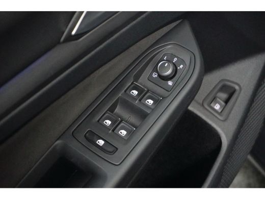 Volkswagen Golf VIII Lim. Style eHybrid | Achter uitrij camera |Stoelverwarming | Apple Carplay | Parkeersensoren | ActivLease financial lease
