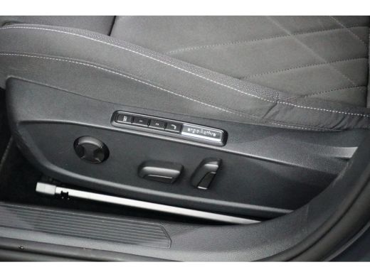 Volkswagen Golf VIII Lim. Style eHybrid | Achter uitrij camera |Stoelverwarming | Apple Carplay | Parkeersensoren | ActivLease financial lease