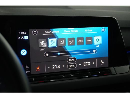 Volkswagen Golf VIII Lim. Style eHybrid | Achter uitrij camera |Stoelverwarming | Apple Carplay | Parkeersensoren | ActivLease financial lease