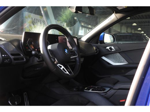 BMW 1 Serie 120 M Sport Automaat / Sportstoelen / Achteruitrijcamera / M Adaptief onderstel / Stoelverwarming ActivLease financial lease