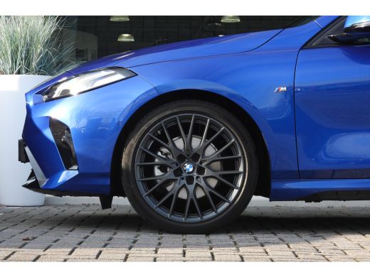 BMW 1 Serie 120 M Sport Automaat / Sportstoelen / Achteruitrijcamera / M Adaptief onderstel / Stoelverwarming ActivLease financial lease