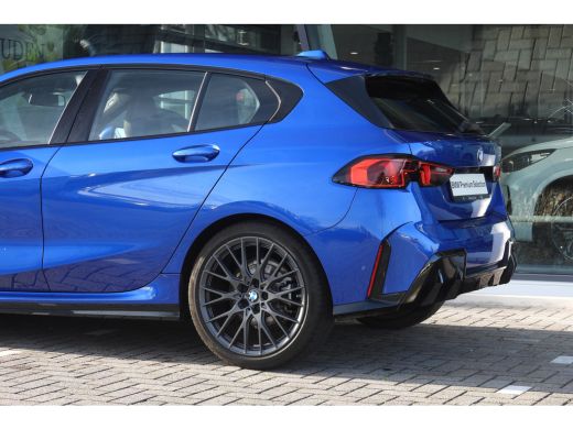 BMW 1 Serie 120 M Sport Automaat / Sportstoelen / Achteruitrijcamera / M Adaptief onderstel / Stoelverwarming ActivLease financial lease