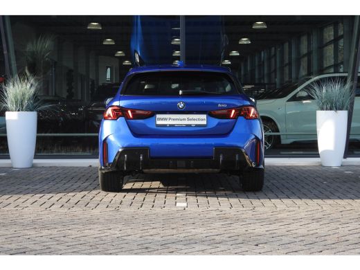 BMW 1 Serie 120 M Sport Automaat / Sportstoelen / Achteruitrijcamera / M Adaptief onderstel / Stoelverwarming ActivLease financial lease