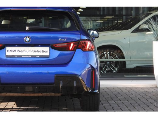 BMW 1 Serie 120 M Sport Automaat / Sportstoelen / Achteruitrijcamera / M Adaptief onderstel / Stoelverwarming ActivLease financial lease