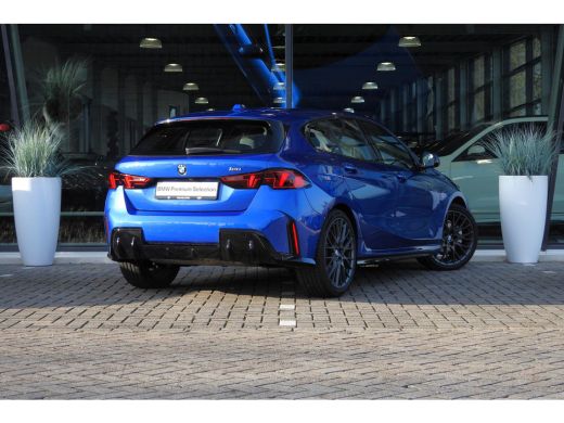 BMW 1 Serie 120 M Sport Automaat / Sportstoelen / Achteruitrijcamera / M Adaptief onderstel / Stoelverwarming ActivLease financial lease