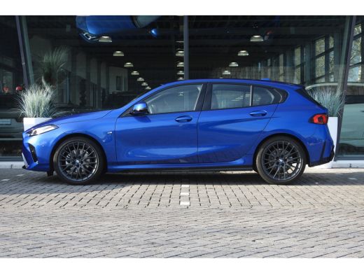 BMW 1 Serie 120 M Sport Automaat / Sportstoelen / Achteruitrijcamera / M Adaptief onderstel / Stoelverwarming ActivLease financial lease