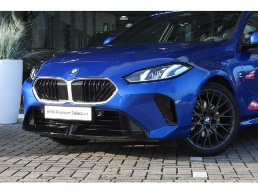 BMW 1 Serie 120 M Sport Automaat / Sportstoelen / Achteruitrijcamera / M Adaptief onderstel / Stoelverwarming ActivLease financial lease