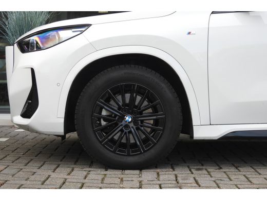 BMW iX1 xDrive30 M Sport / Sportstoelen / Achteruitrijcamera / M Adaptief onderstel / Comfort Access / Ad... ActivLease financial lease