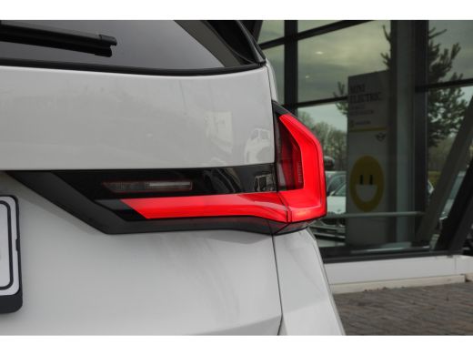 BMW iX1 xDrive30 M Sport / Sportstoelen / Achteruitrijcamera / M Adaptief onderstel / Comfort Access / Ad... ActivLease financial lease