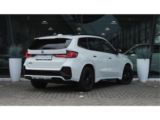 BMW iX1 xDrive30 M Sport / Sportstoelen / Achteruitrijcamera / M Adaptief onderstel / Comfort Access / Ad... ActivLease financial lease