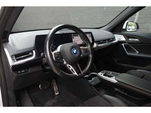 BMW iX1 xDrive30 M Sport / Sportstoelen / Achteruitrijcamera / M Adaptief onderstel / Comfort Access / Ad... ActivLease financial lease
