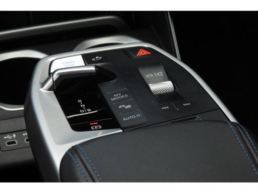 BMW iX1 xDrive30 M Sport / Sportstoelen / Achteruitrijcamera / M Adaptief onderstel / Comfort Access / Ad... ActivLease financial lease