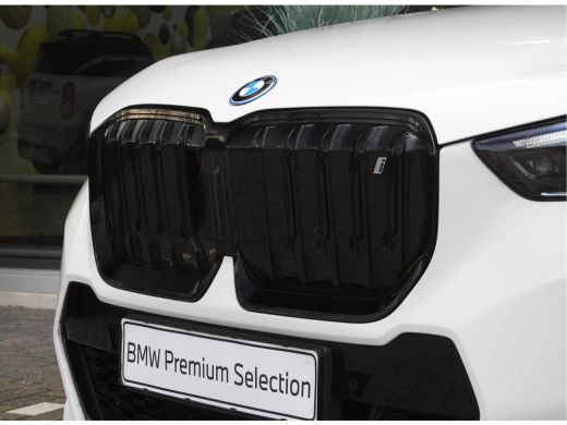 BMW iX1 xDrive30 M Sport / Sportstoelen / Achteruitrijcamera / M Adaptief onderstel / Comfort Access / Ad... ActivLease financial lease