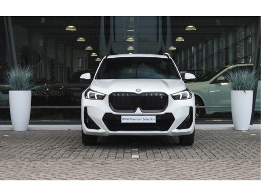 BMW iX1 xDrive30 M Sport / Sportstoelen / Achteruitrijcamera / M Adaptief onderstel / Comfort Access / Ad... ActivLease financial lease